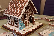 Большой ,вкусный и очень ароматный дом из пряничного теста !))